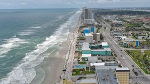 On the beach - Driftwood Beach Motel (Ormond Beach)