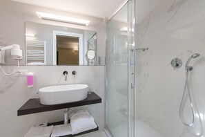 Een douche, een regendouche, gratis toiletartikelen, een haardroger