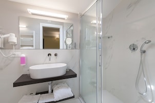 Shower, rainfall showerhead, free toiletries, hair dryer