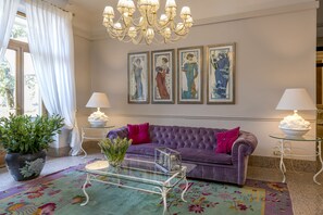 Coin salon dans le hall