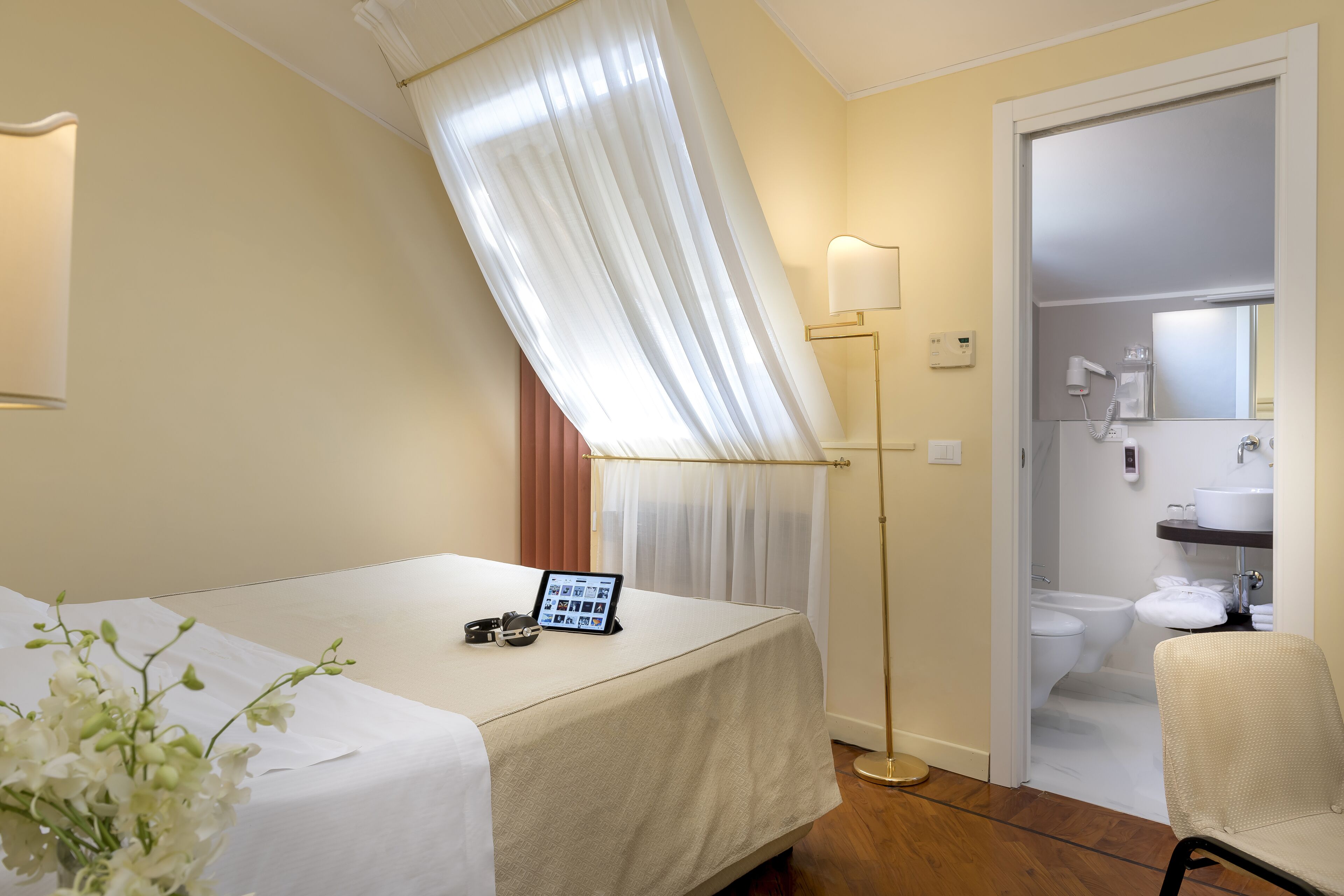 double room | minibar, in-room safe, desk, laptop workspace