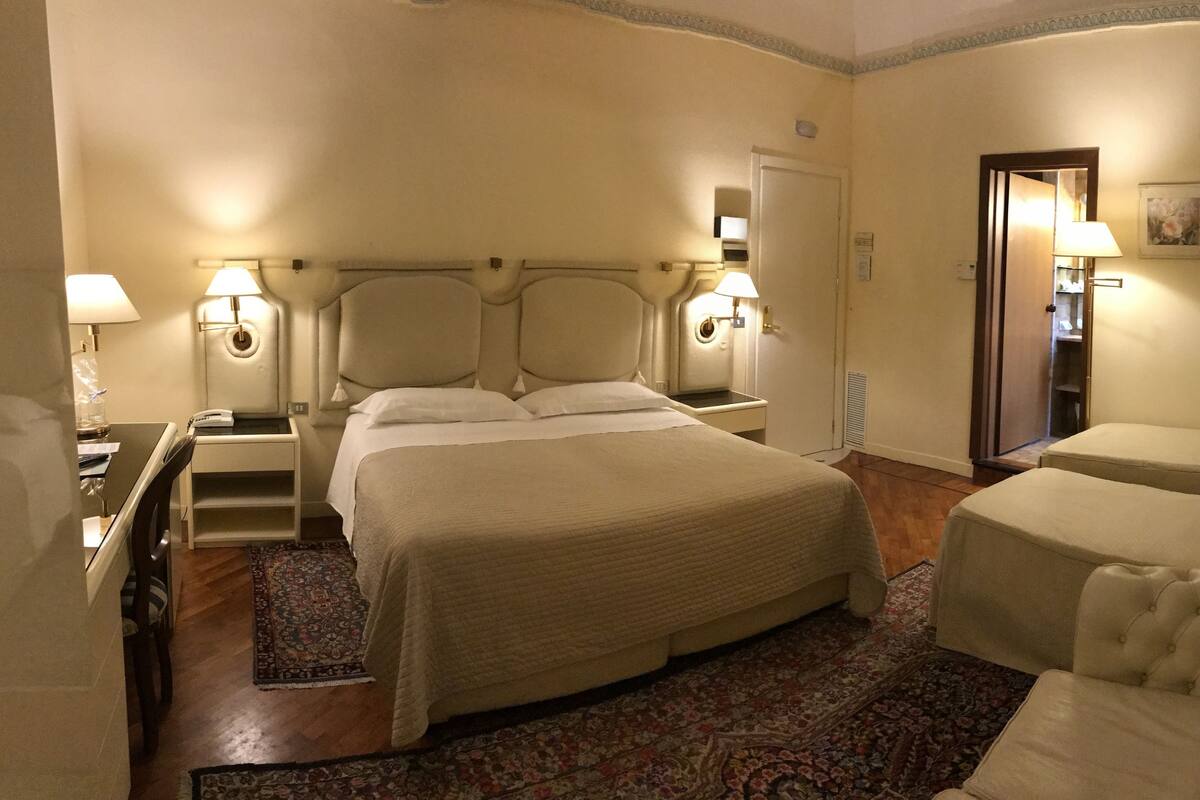 Economy-Vierbettzimmer | Minibar, Zimmersafe, Schreibtisch, laptopgeeigneter Arbeitsplatz