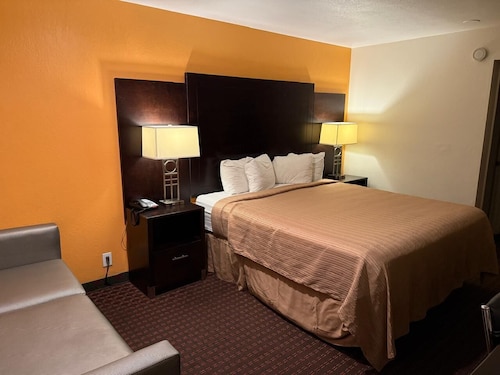 Hollister Inn