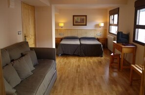 In-room safe, free cots/infant beds, free WiFi - Hotel Nievesol (Sallent de Gallego)