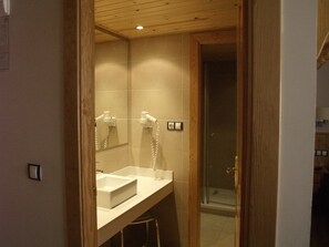 Habitación estándar con 2 camas individuales | Baño