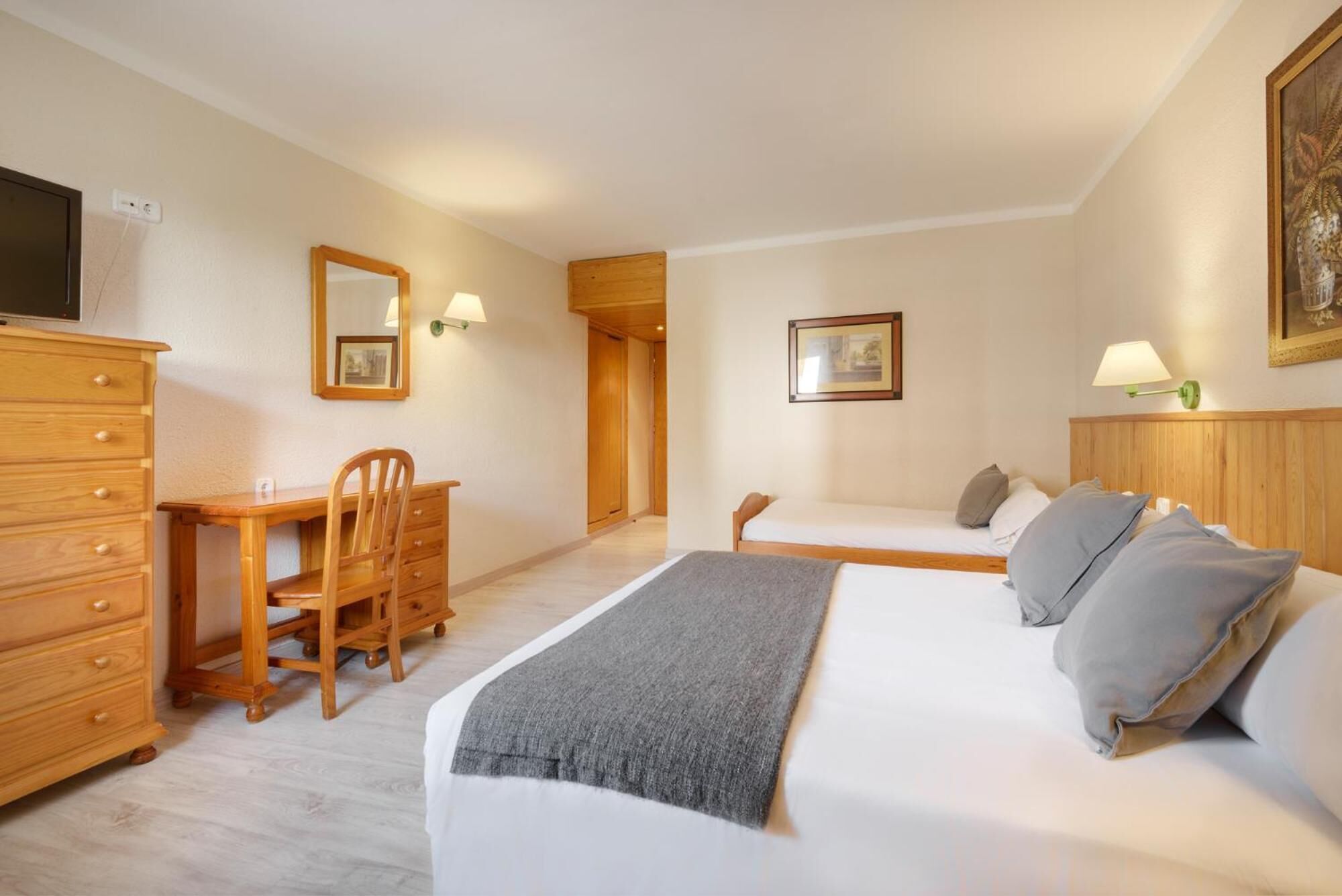 خزنة داخل الغرفة وأسرّة أطفال/رضّع (مجانًا) وواي فاي مجانًا