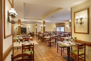 Breakfast and dinner served, international cuisine - Hotel Nievesol (Sallent de Gallego)