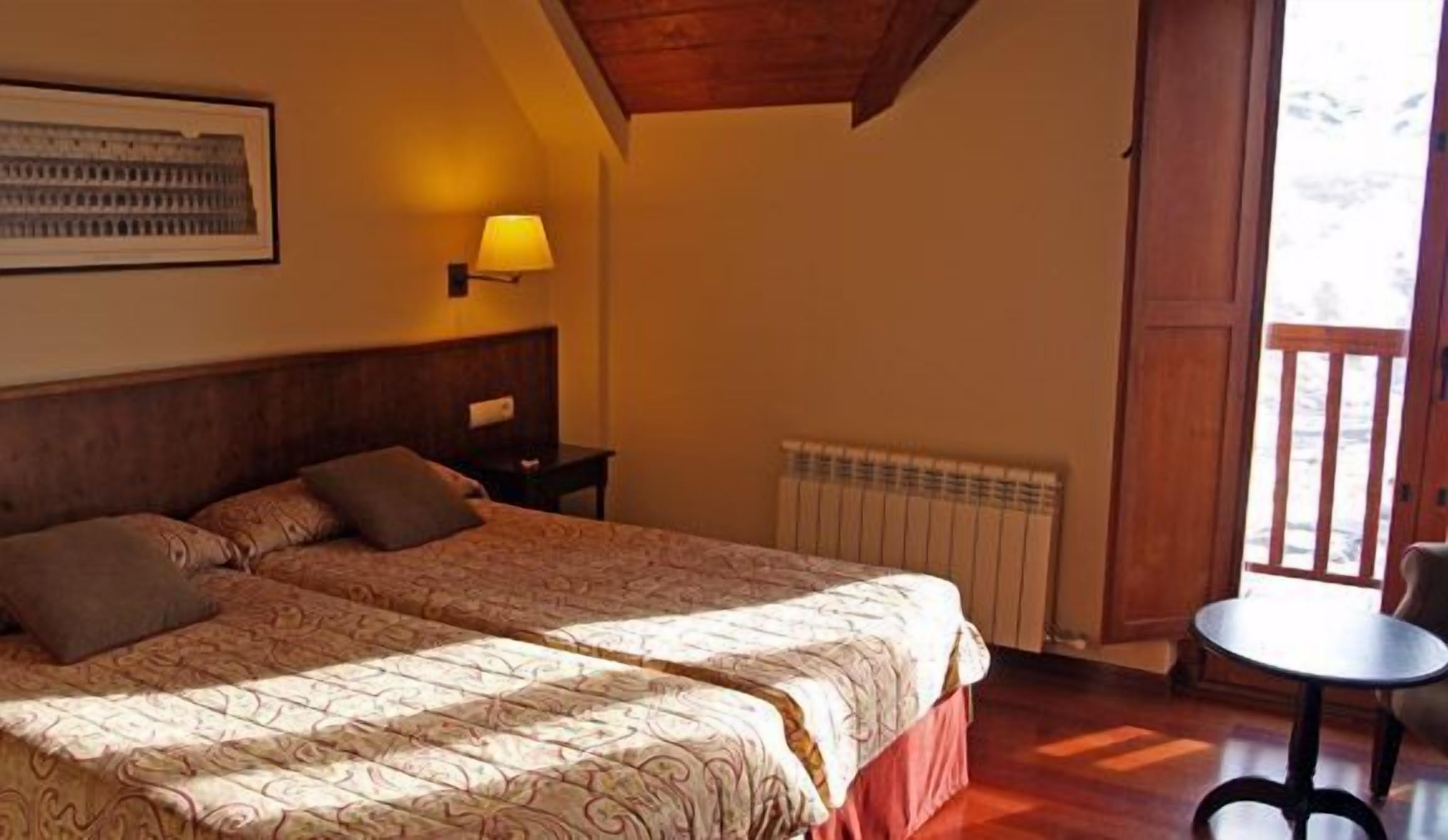 Standard Twin Room | Minibar, in-room safe, free cribs/infant beds, rollaway beds