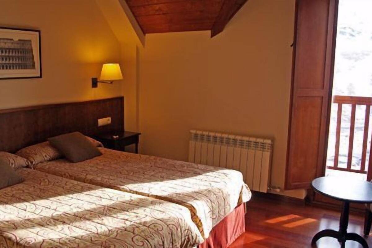 Standard Twin Room | Minibar, in-room safe, free cots/infant beds, rollaway beds