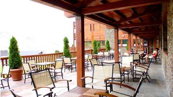 Breakfast and dinner served