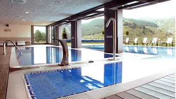 Inomhuspool och utomhuspool