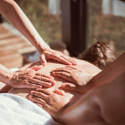 Salas de tratamiento para parejas, un sauna, una bañera de hidromasaje