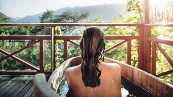 Salas de tratamiento para parejas, sauna y tina de hidromasaje