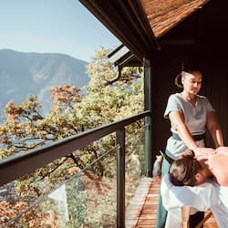 Salas de tratamiento para parejas, un sauna, una bañera de hidromasaje