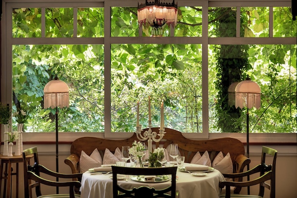 2 restaurants; breakfast and dinner served