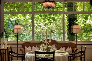 2 restaurantes; se sirve desayuno y cena; cocina regional