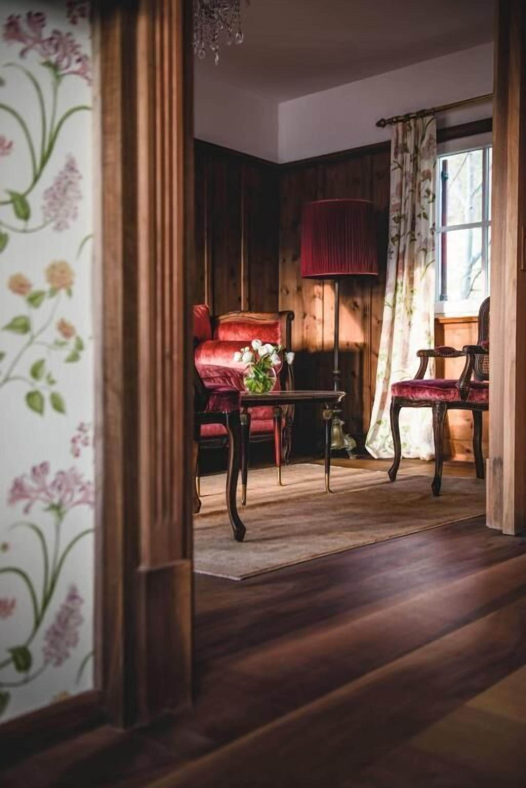 deluxe suite | 1 bedroom, hypo-allergenic bedding, minibar, in-room safe