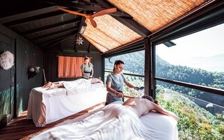 Salas de tratamiento para parejas, un sauna, una bañera de hidromasaje
