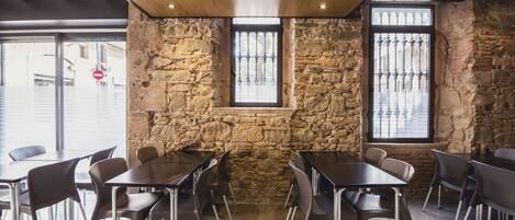 Petit déjeuner buffet (8 EUR par personne)