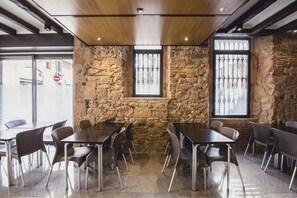 Desayuno buffet diario (EUR 8 por persona)