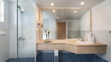 Dutxa, articles de tocador gratuïts, assecador de cabells i tovalloles