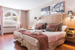 Double Room (Exterior) | In-room safe, desk, blackout drapes, soundproofing