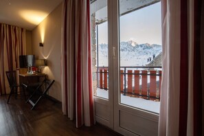 Triple Room (con balcon + vistas 2+1) | In-room safe, desk, blackout drapes, soundproofing - Hotel Grand Pas by Nexta (Pas de la Casa)