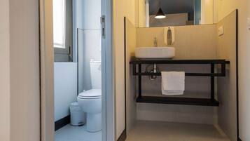 Dusche, HandtĂŒcher, Seife, Shampoo