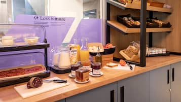 Dagelijks continentaal ontbijt (EUR 9 per persoon)