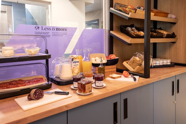 Daily continental breakfast (EUR 9 per person)