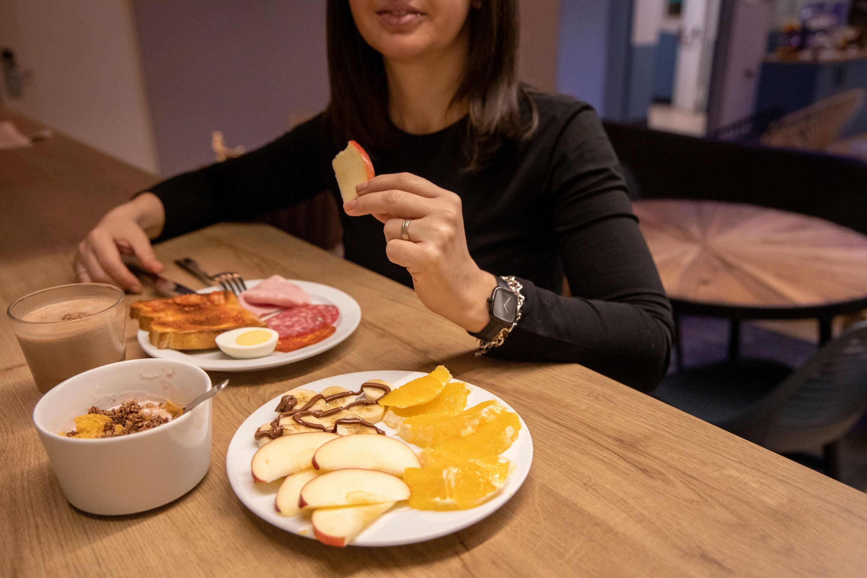 Taula de dinar amb articles per esmorzar, com ara torrades, ous i fruita.