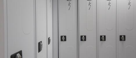 A row of lockers with the name "Ski" written on them.