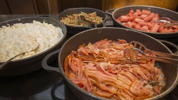 Petit déjeuner buffet (12.50 EUR par personne)