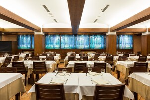 Se sirven desayunos y cenas, cocina internacional