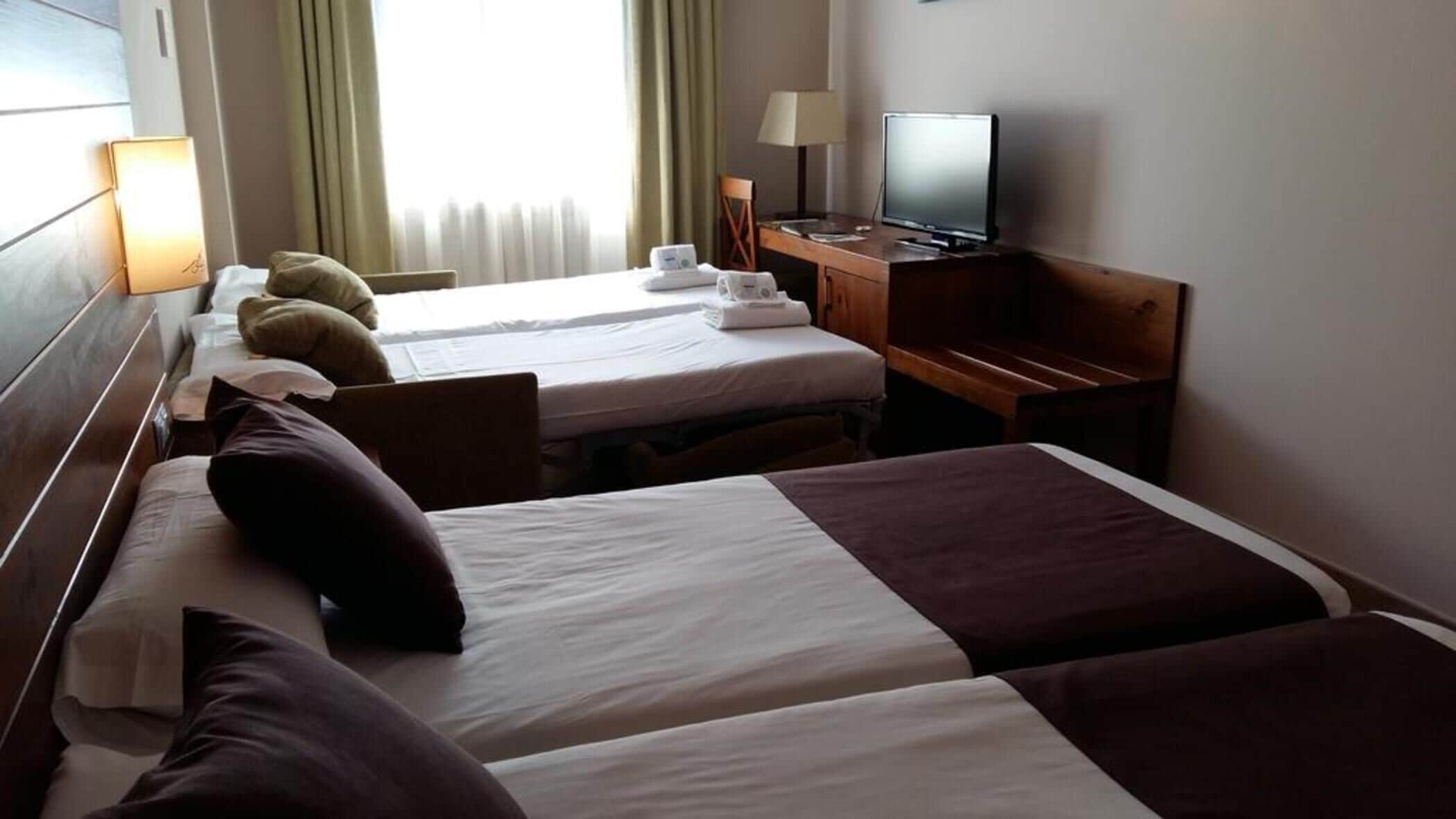 Een minibar, een kluis op de kamer, een bureau, een laptopwerkplek
