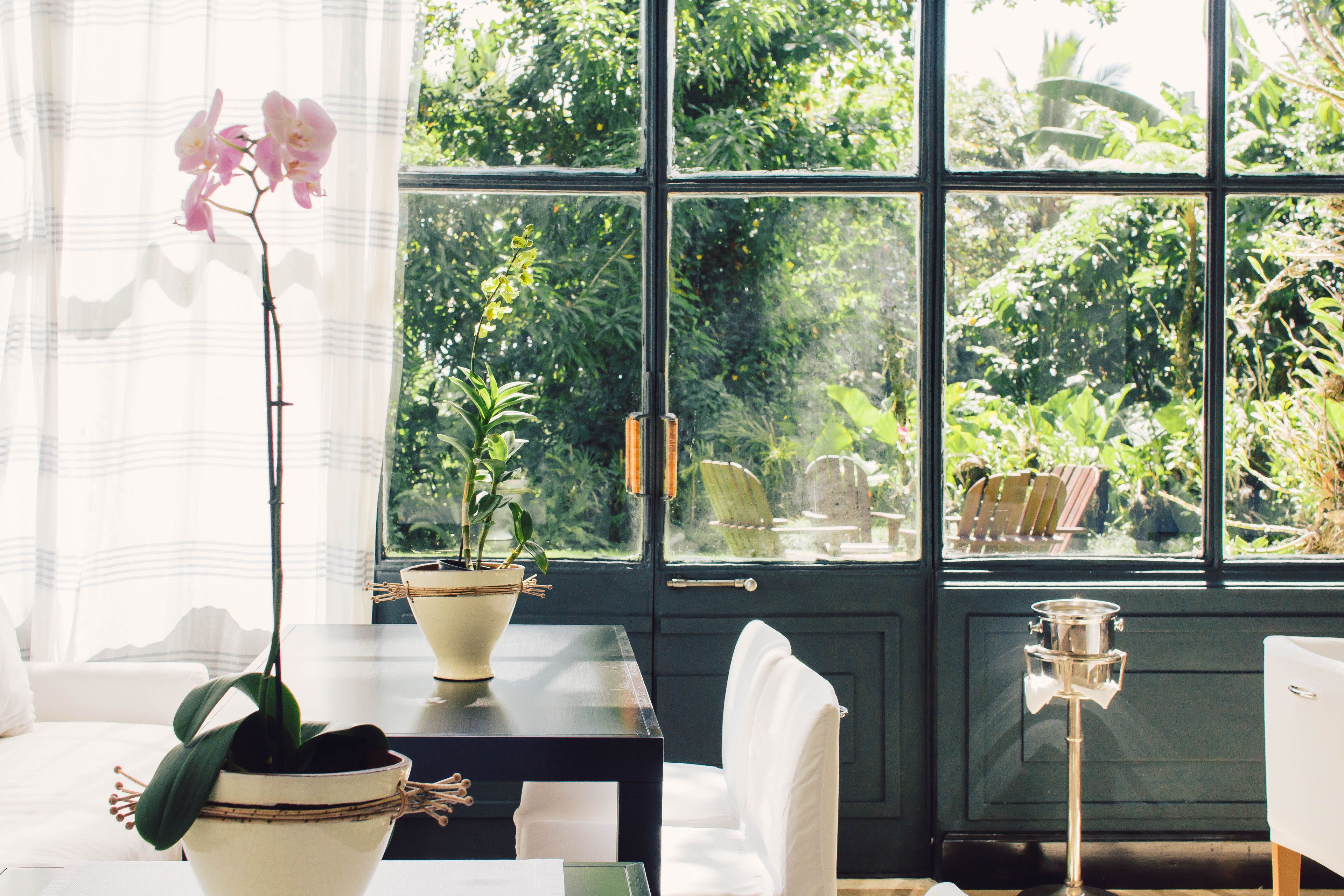 3 restaurants, breakfast, lunch, dinner served; international cuisine 