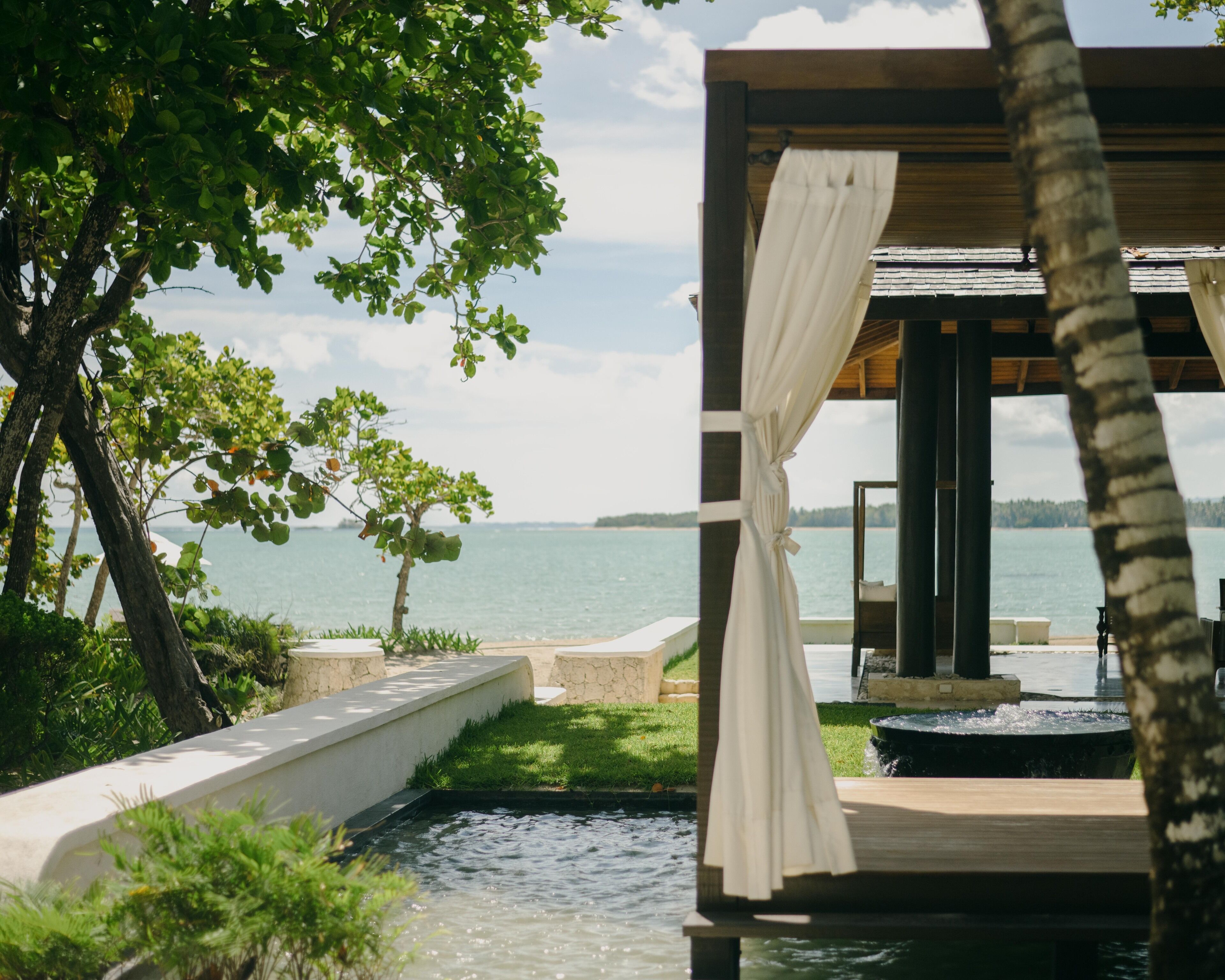 Plage, chaises longues, parasols, serviettes de plage
