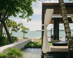 Am Strand, Liegestühle, Sonnenschirme, Strandtücher