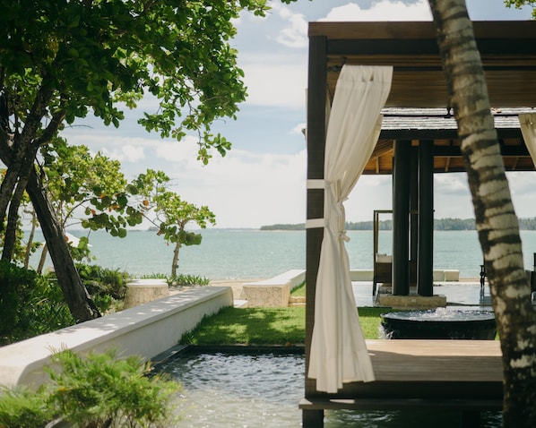 Plage, chaises longues, parasols, serviettes de plage