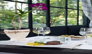 3 restauranter: frokost, lunsj og middag serveres