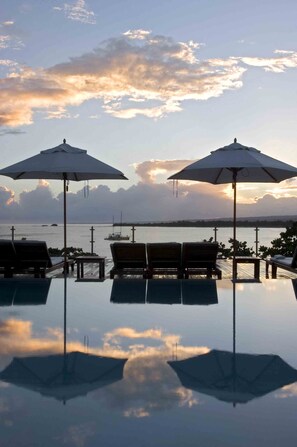 Piscina externa, barracas de cortesia, guarda-sóis