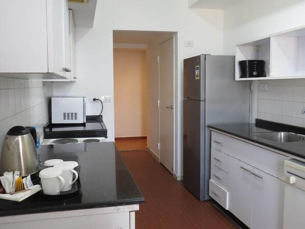 Full-sized fridge, microwave, stovetop, dishwasher