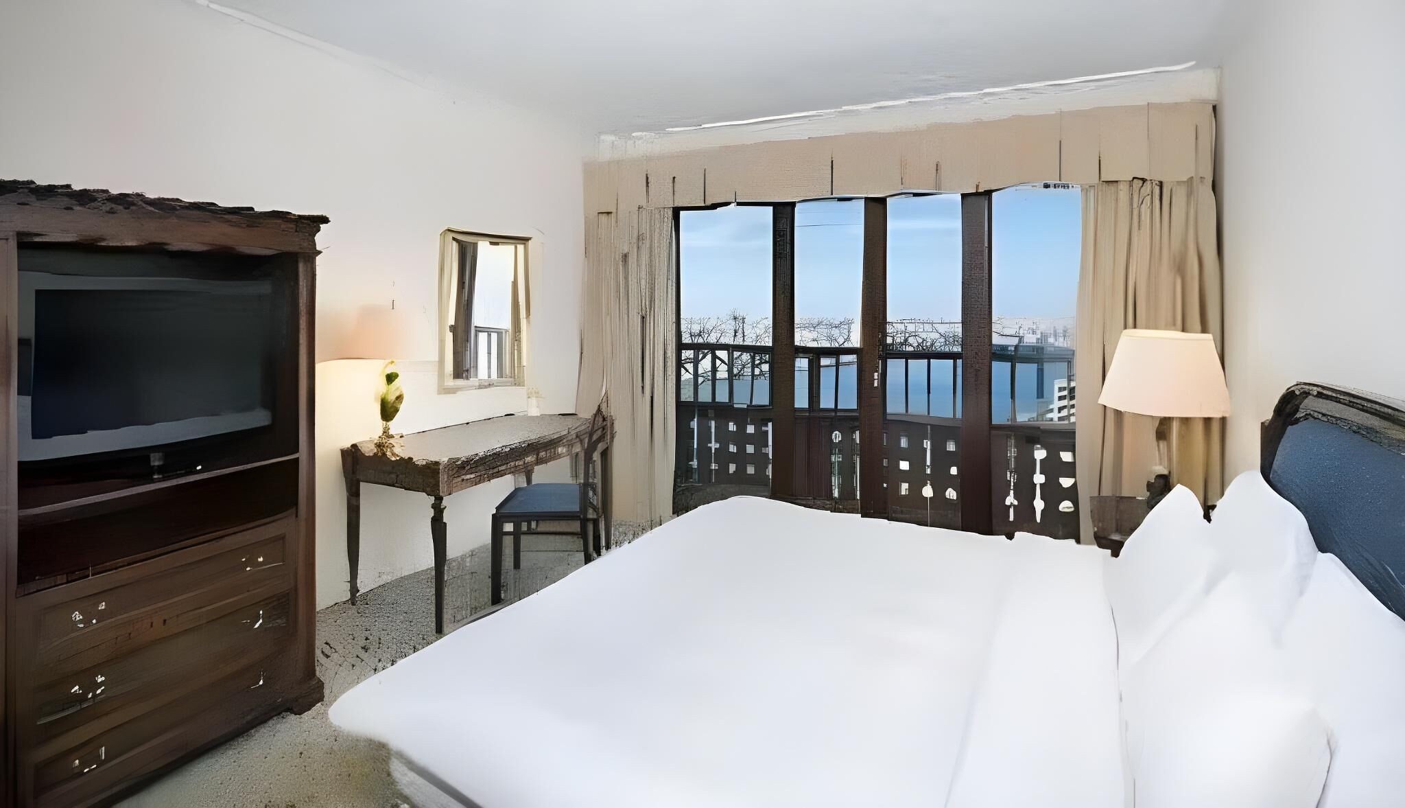 ملاءات للفراش لا تسبب الحساسية وخزنة داخل الغرفة وستائر تعتيم