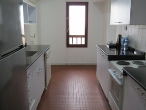 Full-sized fridge, microwave, stovetop, dishwasher