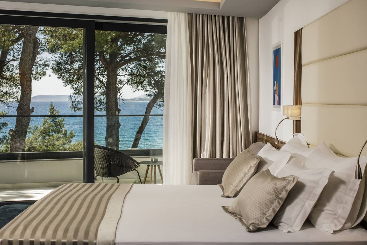 deluxe double room, terrace | premium bedding, minibar, in-room safe, desk