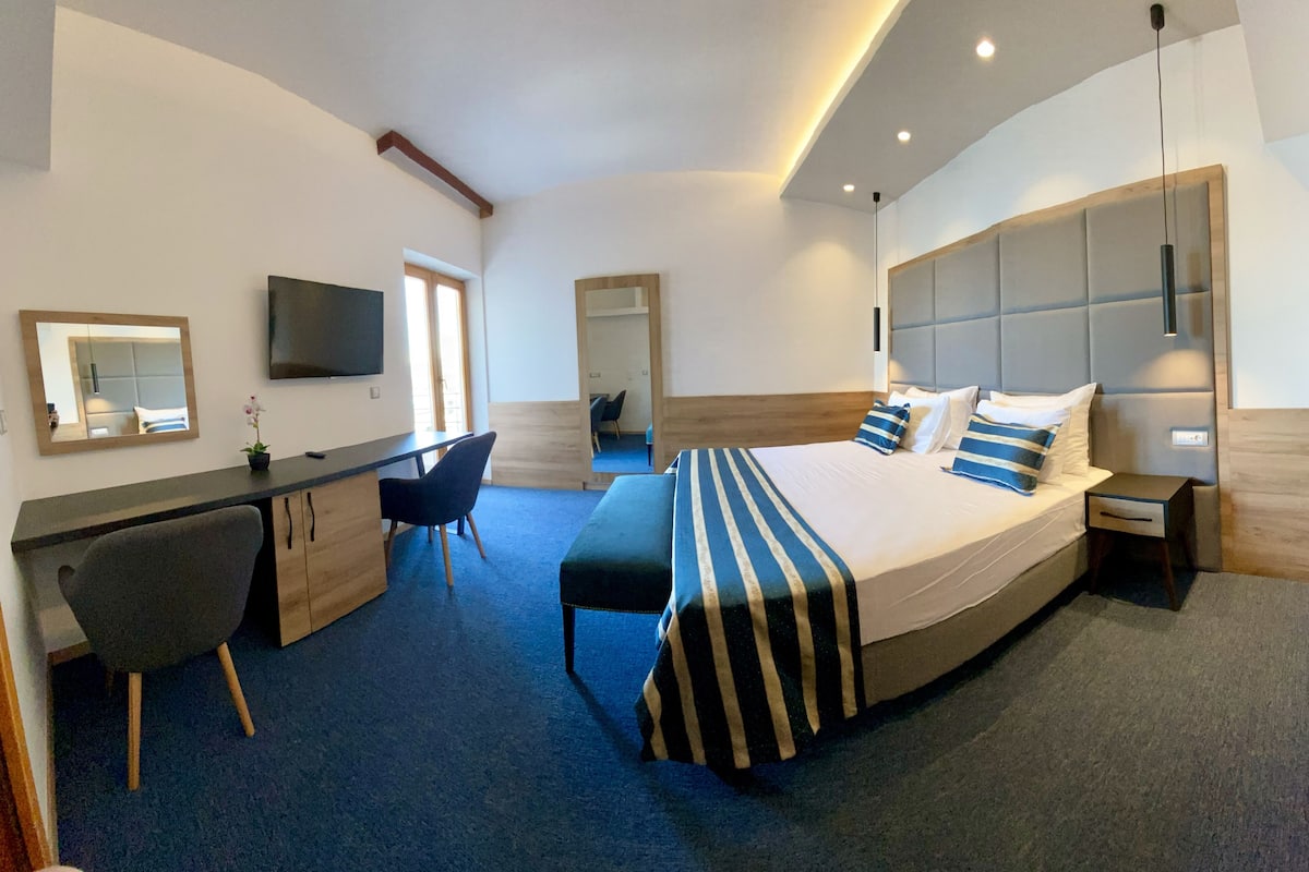Suite familiar, 2 habitaciones, balcón, vista al mar | 1 habitación, ropa de cama de alta calidad y minibar