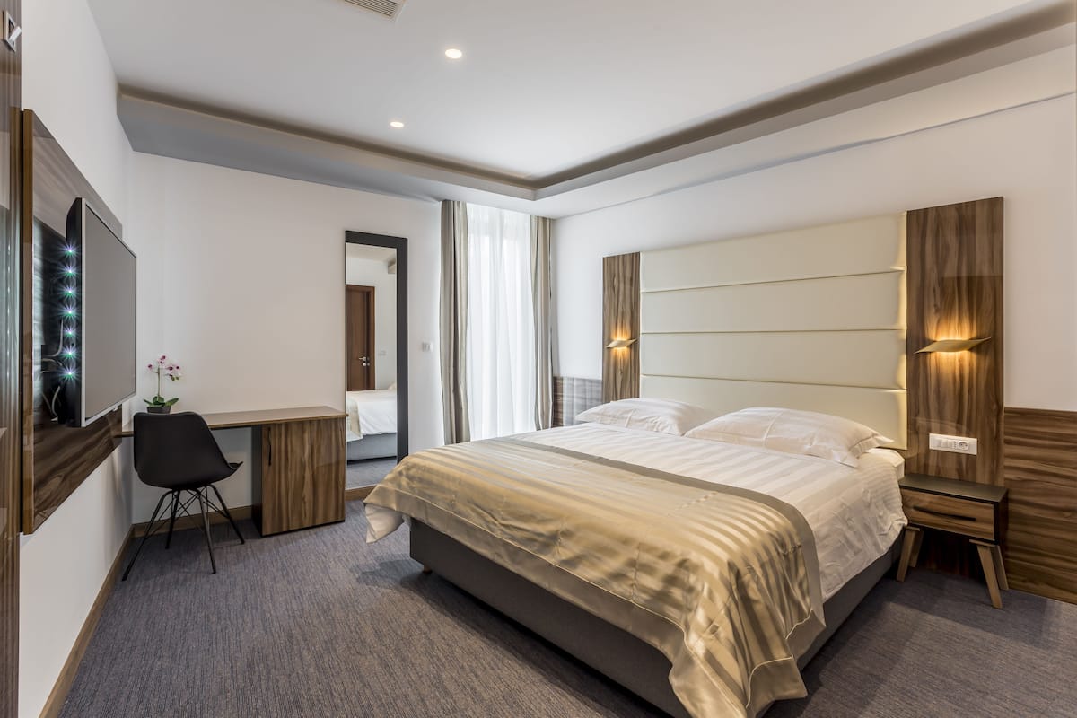 Habitación Deluxe con 1 cama matrimonial o 2 individuales | 1 habitación, ropa de cama de alta calidad y minibar
