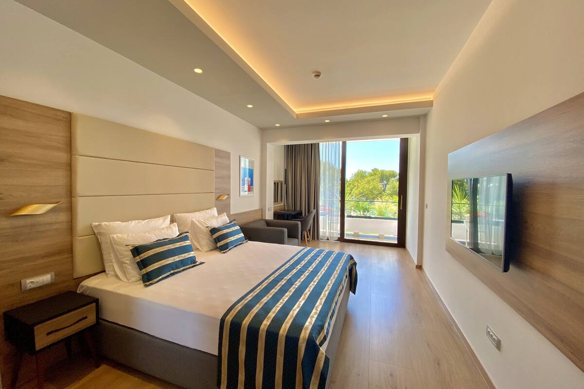 superior double or twin room sea view | premium bedding, minibar, in-room safe, desk