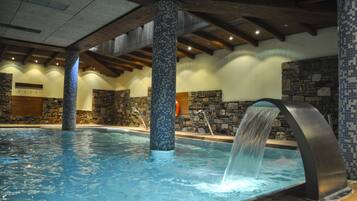 Una piscina techada, una piscina al aire libre