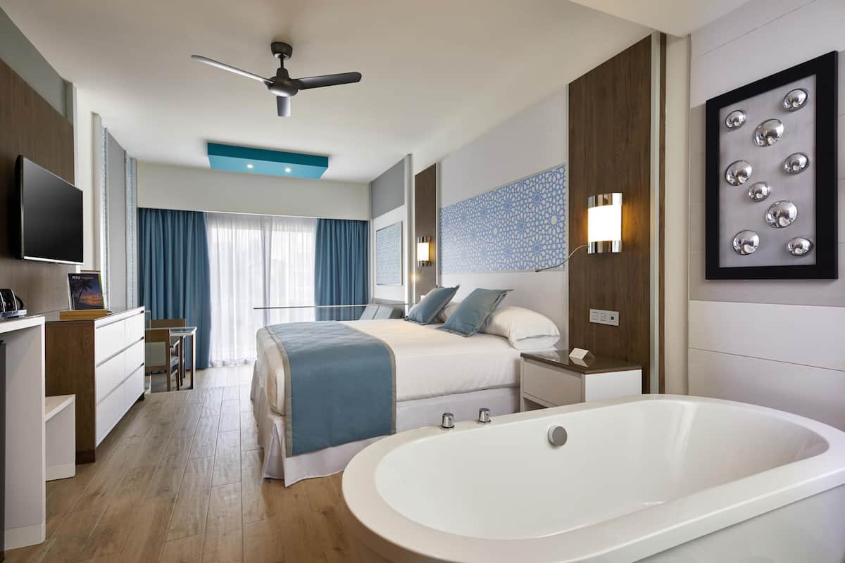 Minibar, in-room safe, laptop workspace, blackout drapes